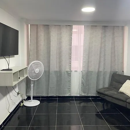 Apartamento En Bocagrande Muy Cerca Al Mar! Apto 401 *